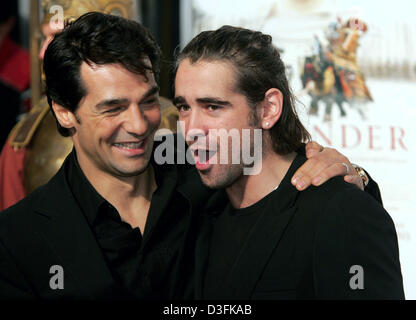 (dpa) - Actors Erol Sander (L) and Colin Farrell arrive for the German premiere of the film 'Alexander' at the Cinedom in Cologne, Germany, 17 December 2004. Stock Photo