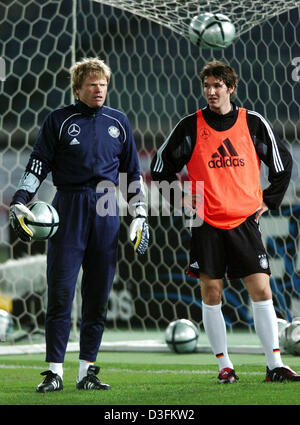 German international goalie Oliver Kahn puts on his shoes during the  training in Geneva, Switzerland, 29 May 2006. The German national soccer  team is preparing for the FIFA World Cup 2006 with