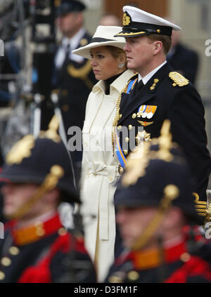 (dpa) Crown Prince Willem Alexander and Crown Princess Maxima pay their tribute to Prince Bernhard in Delft, Netherlands, 11 December 2004. A funeral service took place for Prince Bernhard at Nieuwe Kerk (new church) where he was later entombed at the tomb of the Dutch royal family. Prince Bernhard died on 1 December 2004 at the age of 93 after a serious respiratory disease and pro Stock Photo