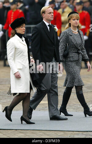 (dpa) - (L-R) Princess Margarita, Prince Carlos jr. and Maria Carolina de Borbon Parma arrive for the funeral service for Prince Bernhard in front of the Nieuwe Kerk (new church) in Delft, Netherlands, 11 December 2004. Prince Bernhard was later entombed at the tomb of the Dutch royal family at the Nieuwe Kerk. Prince Bernhard died on 1 December 2004 at the age of 93 after a seriou Stock Photo