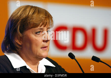 (dpa) - Angela Merkel, Leader of the German Christian Democratic Union (CDU), talks to delegates during the CDU's 18th party congress in Duesseldorf, Germany, 7 December 2004. The party congress took place under the motto 'Deutschlands Chancen nutzen' (to use Germany's chances). Stock Photo