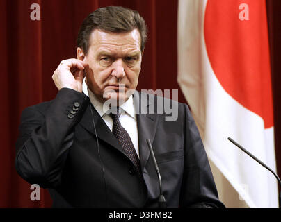 (dpa) - German Chancellor Gerhard Schroeder attends a press conference with Japanese Prime Minister Junichiro Koizumi in Tokyo, Japan, 9 December 2004. Schroeder is in Tokyo for a three-day visit. (POOL) Stock Photo