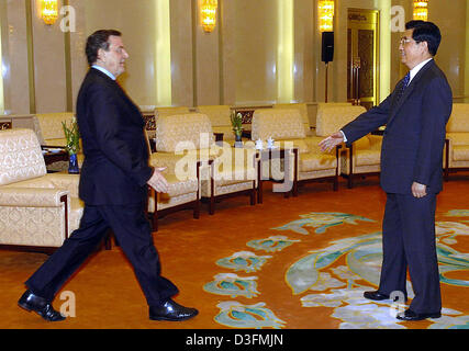 (dpa) - Chinese President Hu Jintao (R) welcomes German Chancellor Gerhard Schroeder in the 'great hall of the people' in Beijing, China, Tuesday 7 December 2004. Schroeder and his delegation spend two days in China. Stock Photo