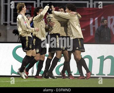 (dpa) - Bayern star striker Roy Makaay (2nd from R) celebrates with teammates (L-R) Bastian Schweinsteiger, Owen Hargreaves, Claudio Pizarro and Michael Ballack after scoring the 1-1 equaliser in the German Bundesliga match between 1.FC Nuremberg and Bayern Munich at Frankenstadion in Nuremberg, Germany, 4 December 2004. The Bavarian interstate match ended in a 2-2 draw.