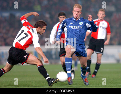 (dpa) - Rotterdam player Patrick Paauwe (L) fights for the ball with Schalke forward Mike Hanke (R) during the UEFA Cup match between Dutch club Feyenoord Rotterdam and German side FC Schalke 04 at De Kuip Stadium in Rotterdam, the Netherlands, 1 December 2004. Rotterdam won the match 2-1 but both clubs managed to qualify for the last 32 of the UEFA Cup. Stock Photo