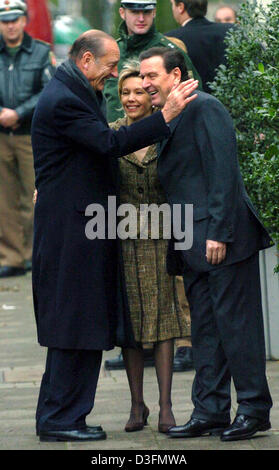 (dpa) - German Chancellor Gerhard Schroeder (R) and his wife Doris Schroeder-Koepf give a warm welcome to French President Jacques Chirac (L) in Hanover, Germany, 2 December 2004. The meeting of the two politicians was of a private nature. After the meeting Schroeder amd Chirac flew to Luebeck, Germany, were talks about European subjects were scheduled. Stock Photo