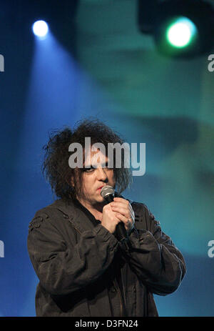 (dpa) - British singer Robert Smith of 'The Cure' performs during 'The Dome 32' event at the TUI Arena in Hanover, Germany, 26 November 2004. Stock Photo