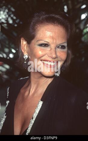 (dpa files) - Italian actress Claudia Cardinale arrives to an award ceremony in Beverly Hills, USA, 28 September 1997. On 15 April 2003 she will celebrate her 65th birthday. Cardinale was born in 1938 in Tunis, Tunisia, and after winning a teenage beauty-contest she took acting lessons in Rome. In the following years Cardinale starred or co-starred in dozens of films, including som Stock Photo