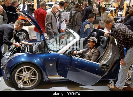 (dpa) - Visitors look at a Mercedes Roadster Smart at the AMI (Auto Messe International) car exhibition fair in Leipzig, Germany, 13 April 2003. More than 415 exhibitors from 16 countries presented the latest developments on cars, car appliances and accessories at the AMI car trade fair. Car manufacturers present their latest models which premier at the car exhibition fair. With 26 Stock Photo