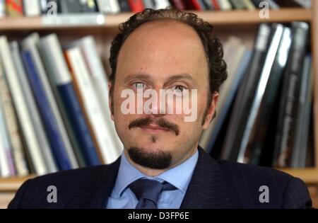 (dpa) - US writer Jeffrey Eugenides pictured at the American Academy library in Berlin, 14 May 2003. Eugenides, who has been living in Berlin since 1999, was awarded the Pulitzer Prize for his latest novel 'Middlesex'. Stock Photo
