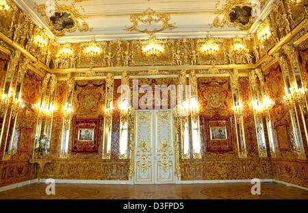 (dpa) - A view of the amber room at the Catherine Palace in Pushkin (formerly Tsarskoje Selo) near St Petersburg, Russia, 13 May 2003. Catherine Palace accommodated the famous amber room until it was stolen by German troops during the Second World War. It disappeared without a trace towards the end of the war. The former Soviet Union began the reconstruction of the room in 1979. Th Stock Photo