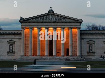 (dpa) - A view of the sculpture gallery (Glyptothek) in the evening light at the Koenigsplatz (king's square) in Munich, 13 March 2003. The gallery was built by architect Leo von Klenze and opened in 1830. Stock Photo