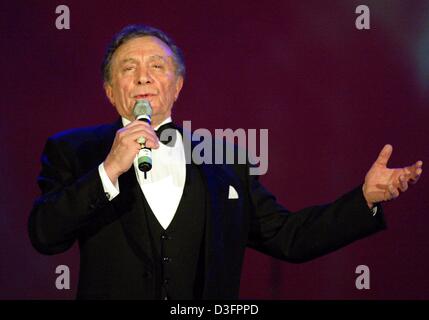 (dpa) -  76-year-old US singer Al Martino sings during the 'Radio Regenbogen Awards' (radio rainbow awards) in Mannheim, Germany, 28 March 2003. Martino was awarded the 'Radio Regenbogen Award' in the category 'Lifetime Entertainment 2002'. Around 1,500 guest were invited to the gala during which around 14 artists and media personalities were honoured. Stock Photo