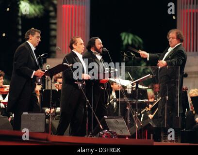 (dpa files) - Spanish tenors Placido Domingo (L) and Jose Carreras (C) and Italian tenor Luciano Pavarotti sing during their world tour at the olympic stadium in Munich, Germany, 3 August 1996. Placido Domingo's family emigrated in 1949 to Mexico where he grew up and studied voice, piano and conducting at the Mexico City Conservatory. He made his operatic debut at the Monterrey ope Stock Photo