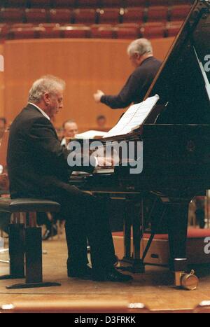 (dpa files) - Israeli conductor and pianist Daniel Barenboim plays the grand piano at a rehearsal for a performance with the London Symphony Orchestra in Cologne, Germany, 8 February 2000. On 23 February 2003, Daniel Barenboim won an award at the 45th annual GRAMMY awards ceremony in the field 'Classical Music' in the category 'Best Opera Recording' with the choir 'Chor der Staatso Stock Photo