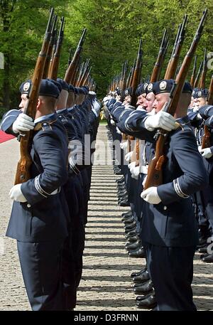 (dpa) - Soldiers of the Watch Batallion of the German Bundeswehr stand guard to welcome a foreign president with military honours in Berlin, 2 May 2003. Stock Photo