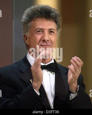 (dpa) - US actor Dustin Hoffman applaudes during the Golden Camera awards show in Berlin, 4 February 2003. Hoffman won the award for his Lifetime Achievement in Film. The Golden Camera was awarded in 16 categories for the 38th time by the German TV journal 'Hoerzu' ('listen'). Stock Photo
