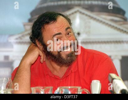 (dpa files) - Italian tenor Luciano Pavarotti attends a press conference in Frankfurt Main, Germany, 27 August 1993. Over a career which lasts more than 40 years Pavarotti has become the embodiment of classical opera with his powerful tenor voice which effortlessly spans the skale of nine Cs. He often collaborates with the Spanish tenors Placido Domingo and Jose Carerras who form t Stock Photo