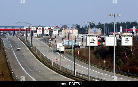 (dpa) - A view along the motorway A11 towards the Polish German border crossing in Pomellen, Germany, 28 March 2003. Germany's border with Poland is 442 kilometers long. Both countries will adjust their border controls with the planned entry of Poland to the European Union in 2004. Since 1993 exists a transfer agreement in which Poland is obliged to take care of and process people  Stock Photo