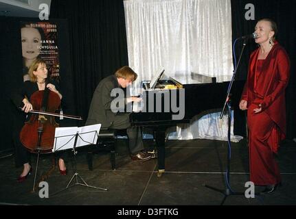 (dpa) - German actress and singer Hanna Schygulla ('The Marriage of Maria Braun', 'Effie Briest') is accompanied by musicians Sissy Schmidhuber (L) on the violoncello and Peter Ludwig (C) on the grand piano during a presentation of her new show in Munich, 28 February 2003. Her new musical show, which is called 'Der Tango - Borges und ich...' (the tango - Borges and me...), is dedic Stock Photo