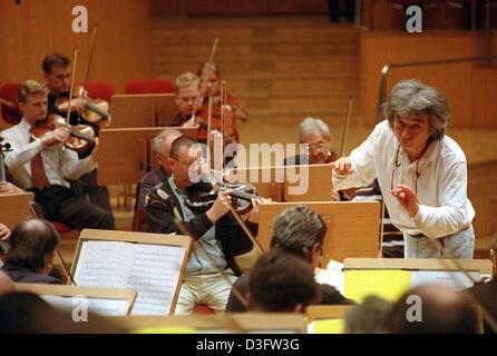 (dpa files) - Japanese-US conductor Seiji Ozawa, conducts the Wiener Philharmoniker (Vienna philharmonists) during a rehearsal at the philharmony in Cologne, Germany, 24 November 2001. After initial conducting experience in Japan and studie at Tanglewood, the Manchurian-born conductor went to Europe to study with H. von Karajan. He became assistant to L. Bernstein at the New York P Stock Photo