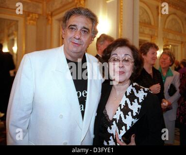 (dpa files) - Spanish tenor Placido Domingo stands with his wife Marta and poses for the camera in Munich, Germany, 25 July 1998. Placido Domingo's family emigrated in 1949 to Mexico where he grew up and studied voice, piano and conducting at the Mexico City Conservatory. He made his operatic debut at the Monterrey opera and then spent two and a half years with the Israel National  Stock Photo