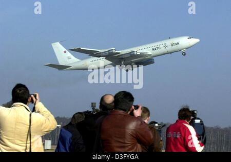 (dpa) - Journalists take photos as the first NATO AWACS reconnaissance plane type Boeing 707-320 lifts off from the AWACS base in Geilenkirchen, Germany, 24 February 2003. The NATO has started to relocate AWACS (Airborne Warning And Control System) planes from Germany to Turkey, where they will be deployed to control the Turkish airspace from the airbase in Konya, about 220 km sout Stock Photo
