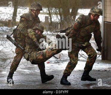 (dpa) - Soldiers of the Infantry School of the German Bundeswehr storm ...