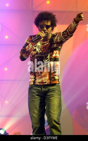 (dpa) - US reggae singer Shaggy performs at the 10th Bravo supershow in Cologne, Germany, 8 March 2003. During the show, German and international stars received Golden Otto awards in the categories supersinger, superband, TV star, comedy star, film star, and shooting star. The show will be broadcast on 22 March on RTL. (ATTENTION: Picture allowed for print only with reference to th Stock Photo