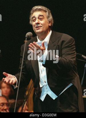 (dpa files) - Spanish tenor Placido Domingo sings at a concert in Halle, Germany, 14 July 2001. Placido Domingo's family emigrated in 1949 to Mexico where he grew up and studied voice, piano and conducting at the Mexico City Conservatory. He made his operatic debut at the Monterrey opera and then spent two and a half years with the Israel National Opera, singing 280 performances in Stock Photo