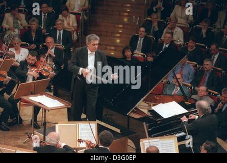 (dpa files) - Spanish tenor Placido Domingo swings the baton and conducts the Chicago Symphony Orchestra in Cologne, Germany. Placido Domingo's family emigrated in 1949 to Mexico where he grew up and studied voice, piano and conducting at the Mexico City Conservatory. He made his operatic debut at the Monterrey opera and then spent two and a half years with the Israel National Oper Stock Photo