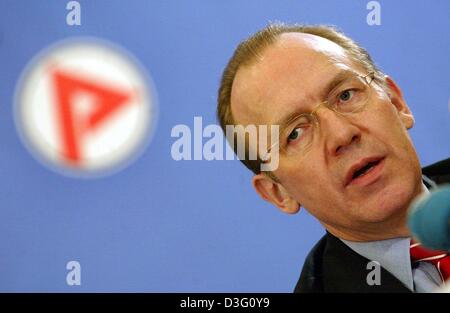 (dpa) - Florian Gerster, head of the German Federal Employment Office, announces the current figuers of the job market during a press conference in Nuremberg, Germany, 3 April 2003. The number of unemployed went slightly down in March due to seasonal employment. The German Federal Employment Office announced that in March the number of unemployed was at around 4,6 million which mea Stock Photo