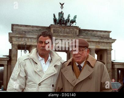 (dpa files) - German actor Horst 'Hotte' Buchholz poses with Hollywood director Billy Wilder in front of the Brandenburg Gate during the Berlinale Film Festival in Berlin, 21 February 1993. Horst Buchholz died 3 March 2003 at the age of 69 in Berlin of a 'serious illness'. Buchholz was one of the few German actors to come to international fame and to succeed in Hollywood. Born on 4 Stock Photo