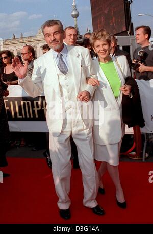 (dpa files) - German actor Horst 'Hotte' Buchholz waves to his fans as he arrives with his wife Myriam to the German Film Prize award show in Berlin, 17 June 1999. The German legend died 3 March 2003 at the age of 69 in Berlin of a 'serious illness'. Buchholz was one of the few German actors to come to international fame and to succeed in Hollywood. Born on 4 December 1933 in Berli Stock Photo