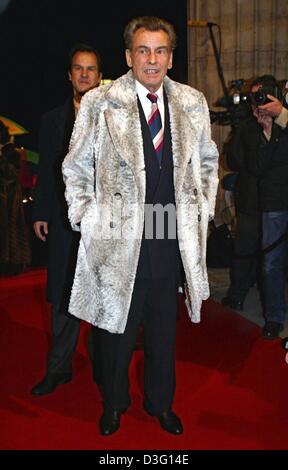 (dpa files) - German actor Horst 'Hotte' Buchholz arrives to the 'Cinema for Peace' gala in Berlin, 11 February 2002.The German legend died 3 March 2003 at the age of 69 in Berlin of a 'serious illness'. Buchholz was one of the few German actors to come to international fame and to succeed in Hollywood. Born on 4 December 1933 in Berlin, Buchholz debuted in 'Marianna' in 1955 and w Stock Photo