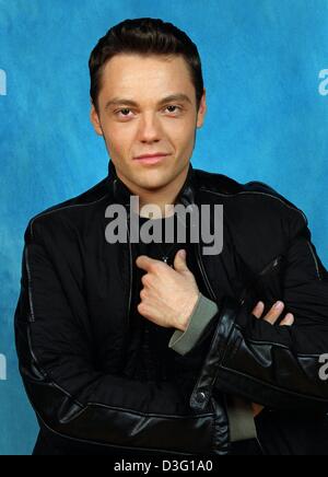 (dpa) - Italian pop singer Tiziano Ferro pictured in Cologne, Germany, 28 March 2003. Stock Photo