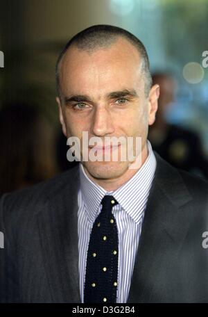 (dpa) - British actor Daniel Day-Lewis poses of a picture during a dinner evening with other oscar nominees in Beverly Hills, USA, 10 March 2003. Day-Lewis is nominated as the best male leading actor for his role in the Martin Scorsese film 'Gangs of New York'. Stock Photo