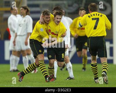 (dpa) - Dortmund's midfielder Torsten Frings (C) cheers with his fellow teammate Dortmund's defender Sebastian Kehl (L) and Dortmund's midfielder Stefan Reuter (R) after his 1-0 goal against Moscow which puts Dortmund in the lead during the Champions league soccer game Borussia Dortmund against FC Lokomotiv Moscow at the Westphalia stadium in Dortmund, Germany, 12 March 2003. Germa Stock Photo