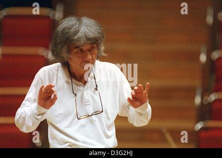 (dpa files) - Japanese-US conductor Seiji Ozawa, pictured during a rehearsal at the philharmony in Cologne, Germany, 24 November 2001. After initial conducting experience in Japan and studie at Tanglewood, the Manchurian-born conductor went to Europe to study with H. von Karajan. He became assistant to L. Bernstein at the New York Philharmonic (1961-65), then held posts in Toronto  Stock Photo