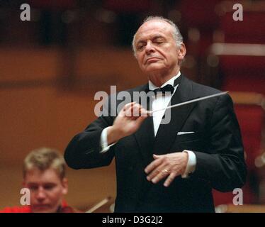 (dpa files) - US conductor Lorin Maazel conducts his orchestra in Cologne, 29 January 2000. Lorin Maazel was born on 6 March 1930 at Neuilly (Paris), France, of American parents. He was brought up and educated in the United States and at the age of only seven, he was invited by Toscanini to conduct the N.B.C. Symphony, and subsequently led the New York Philharmonic in summer concer Stock Photo