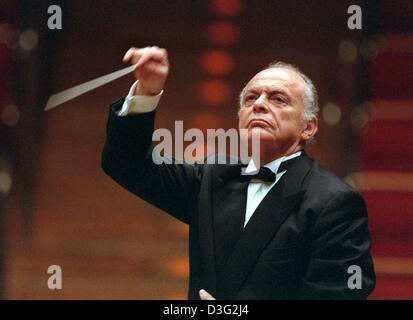(dpa files) - US conductor Lorin Maazel conducts his orchestra in Cologne, 29 January 2000. Lorin Maazel was born on 6 March 1930 at Neuilly (Paris), France, of American parents. He was brought up and educated in the United States and at the age of only seven, he was invited by Toscanini to conduct the N.B.C. Symphony, and subsequently led the New York Philharmonic in summer concer Stock Photo