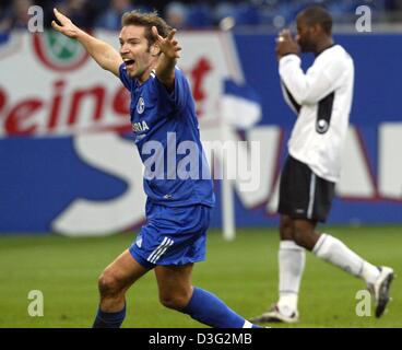 (dpa) - Schalke's Belgian midfielder Sven Vermant (L) jubilates after scoring a goal while Bielefeld'd Brazilian defender Marcio Borges (R, back) is shocked, during the Bundesliga soccer game FC Schalke 04 against Arminia Bielefeld in Gelsenkirchen, Germany, 8 March 2003. The match ended in a 1-1 tie. Stock Photo