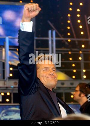 (dpa) - Dieter Bohlen, jury member of the TV show 'Deutschland sucht den Superstar' (Germany looks for the superstar), the German version of the British show 'Pop Idol', raises his arm after the finals in Cologne, Germany, 8 March 2003. Stock Photo