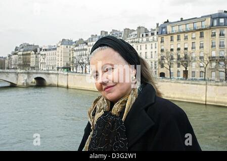 (dpa) - German actress Hanna Schygulla ('The Marriage of Maria Braun', 'Effie Briest') poses on a bridge in Paris, 8 March 2003. Born on 25 December 1943 in Kattowitz (now Katowice, Poland), Schygulla came to Paris for the first time as an au-pair after she had graduated from school. During the 1970s she became one of the leading actresses in Germany, playing in many of Fassbinder' Stock Photo