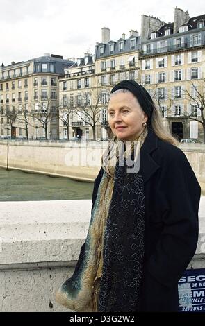 (dpa) - German actress Hanna Schygulla ('The Marriage of Maria Braun', 'Effie Briest') poses on a bridge in Paris, 8 March 2003. Born on 25 December 1943 in Kattowitz (now Katowice, Poland), Schygulla came to Paris for the first time as an au-pair after she had graduated from school. During the 1970s she became one of the leading actresses in Germany, playing in many of Fassbinder' Stock Photo