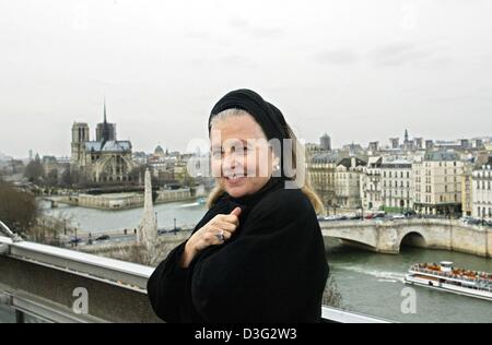 (dpa) - German actress Hanna Schygulla ('The Marriage of Maria Braun', 'Effie Briest') poses on a bridge in Paris, 8 March 2003. Born on 25 December 1943 in Kattowitz (now Katowice, Poland), Schygulla came to Paris for the first time as an au-pair after she had graduated from school. During the 1970s she became one of the leading actresses in Germany, playing in many of Fassbinder' Stock Photo