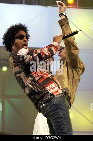 (dpa) - US reggae singer Shaggy (L) and German comedian Stefan Raab perform during the 'Bravo Supershow 2003' in Cologne, Germany, 8 March 2003. During the show, German and international stars received Golden Otto awards in the categories supersinger, superband, TV star, comedy star, film star, and shooting star. The show will be broadcast on 22 March on RTL. (ATTENTION: Picture al Stock Photo