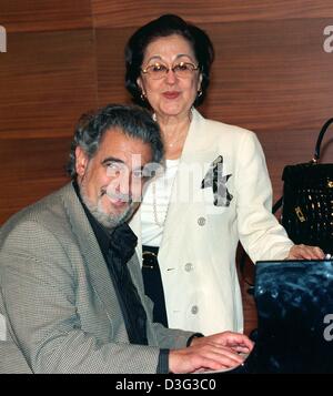 (dpa files) - Spanish tenor Placido Domingo sits at the piano and plays the key while his wife, Marta stands next to him during a competition for the best opera newcomer at the music hall in Hamburg, Germany, 27 May 1998. Placido Domingo's family emigrated in 1949 to Mexico where he grew up and studied voice, piano and conducting at the Mexico City Conservatory. He made his operati Stock Photo