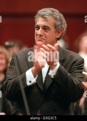(dpa files) - Spanish tenor Placido Domingo returns the applause to the audience after a guest performance at the Alte Oper (opera house) in Frankfurt Main, Germany, 18 May 1996. Placido Domingo's family emigrated in 1949 to Mexico where he grew up and studied voice, piano and conducting at the Mexico City Conservatory. He made his operatic debut at the Monterrey opera and then spe Stock Photo