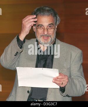 (dpa files) - Spanish tenor Placido Domingo touches his head and holds a paper in his hand while looking at the camera during a competition for the best opera newcomer at the music hall in Hamburg, Germany, 27 May 1998. Placido Domingo's family emigrated in 1949 to Mexico where he grew up and studied voice, piano and conducting at the Mexico City Conservatory. He made his operatic  Stock Photo